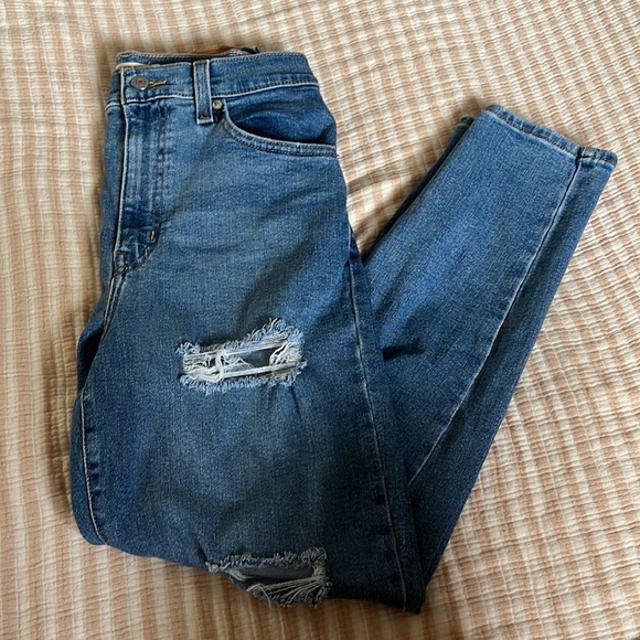 Levi’s “high waisted mom jean” size 28 - Picture 2 of 5